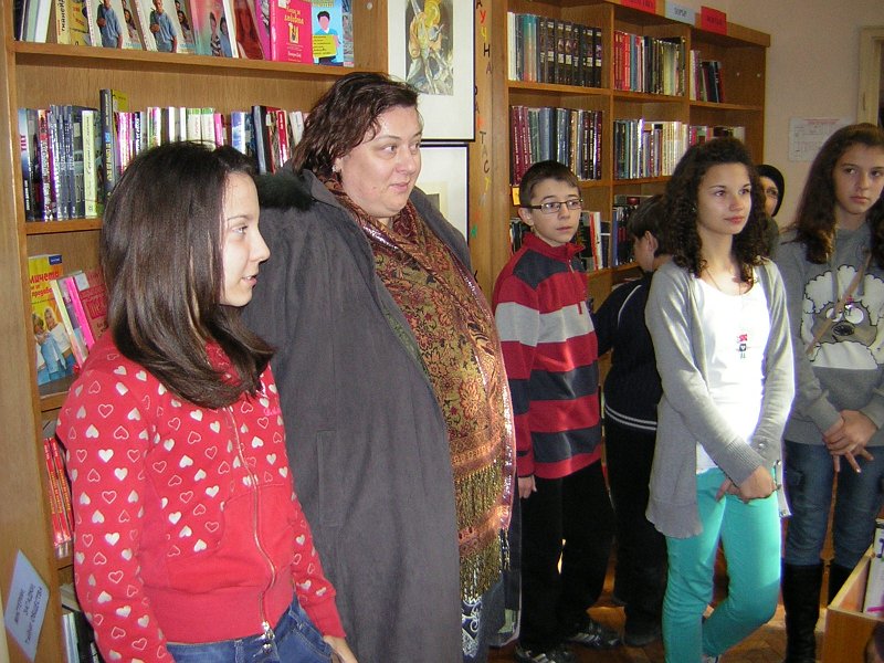 DSCN9331.JPG - Клуб "Приказен свят" от ОУ "Антон Страшимиров" с ръковосител Марияна Георгиева гостува в "Стаята на приказките". Съвместна дейност по Проект "Успех". Разговор за вълшебното и докосване до стари, издадени преди повече от век детски издания.