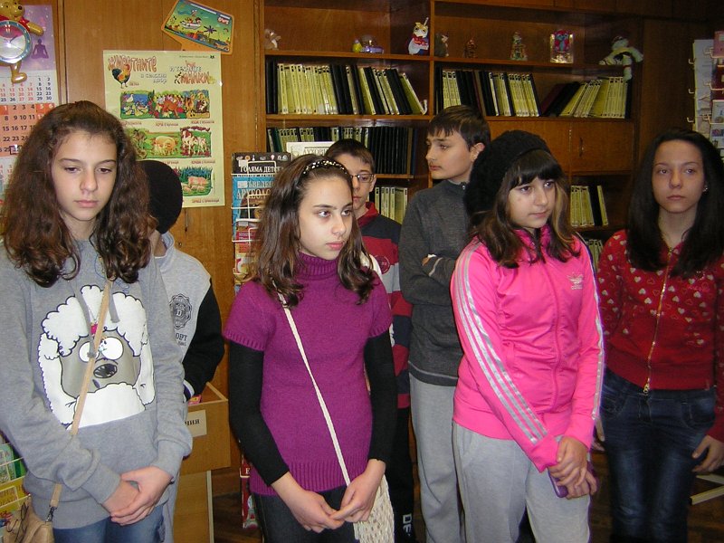DSCN9332.JPG - Клуб "Приказен свят" от ОУ "Антон Страшимиров" с ръковосител Марияна Георгиева гостува в "Стаята на приказките". Съвместна дейност по Проект "Успех". Разговор за вълшебното и докосване до стари, издадени преди повече от век детски издания.