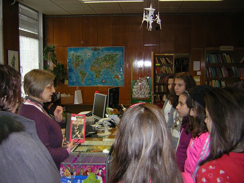 DSCN9334.JPG - Клуб "Приказен свят" от ОУ "Антон Страшимиров" с ръковосител Марияна Георгиева гостува в "Стаята на приказките". Съвместна дейност по Проект "Успех". Разговор за вълшебното и докосване до стари, издадени преди повече от век детски издания.