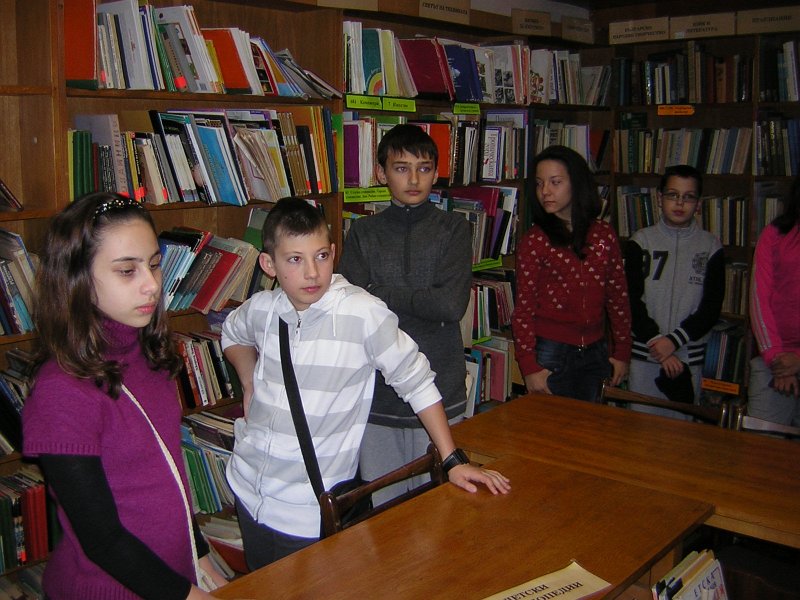 DSCN9336.JPG - Клуб "Приказен свят" от ОУ "Антон Страшимиров" с ръковосител Марияна Георгиева гостува в "Стаята на приказките". Съвместна дейност по Проект "Успех". Разговор за вълшебното и докосване до стари, издадени преди повече от век детски издания.