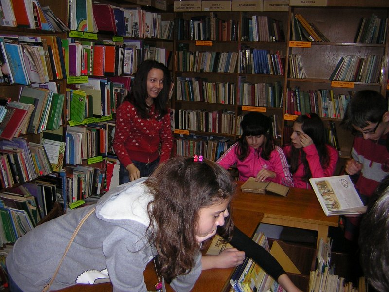 DSCN9341.JPG - Клуб "Приказен свят" от ОУ "Антон Страшимиров" с ръковосител Марияна Георгиева гостува в "Стаята на приказките". Съвместна дейност по Проект "Успех". Разговор за вълшебното и докосване до стари, издадени преди повече от век детски издания.