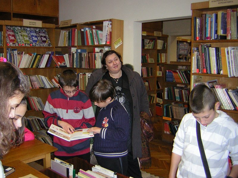 DSCN9342.JPG - Клуб "Приказен свят" от ОУ "Антон Страшимиров" с ръковосител Марияна Георгиева гостува в "Стаята на приказките". Съвместна дейност по Проект "Успех". Разговор за вълшебното и докосване до стари, издадени преди повече от век детски издания.