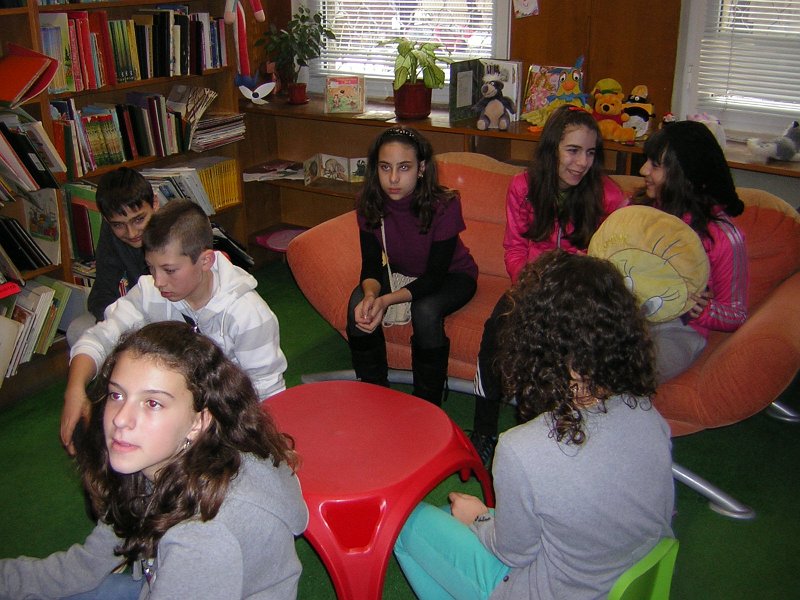 DSCN9349.JPG - Клуб "Приказен свят" от ОУ "Антон Страшимиров" с ръковосител Марияна Георгиева гостува в "Стаята на приказките". Съвместна дейност по Проект "Успех". Разговор за вълшебното и докосване до стари, издадени преди повече от век детски издания.