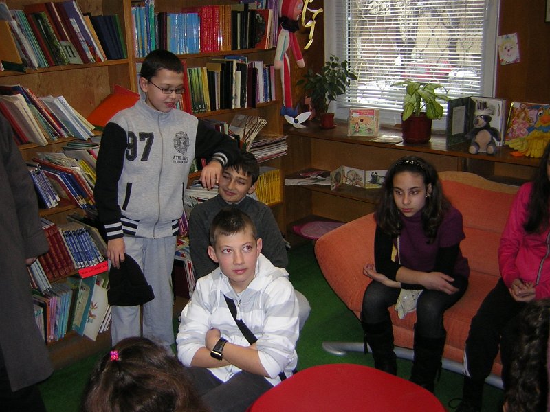 DSCN9353.JPG - Клуб "Приказен свят" от ОУ "Антон Страшимиров" с ръковосител Марияна Георгиева гостува в "Стаята на приказките". Съвместна дейност по Проект "Успех". Разговор за вълшебното и докосване до стари, издадени преди повече от век детски издания.