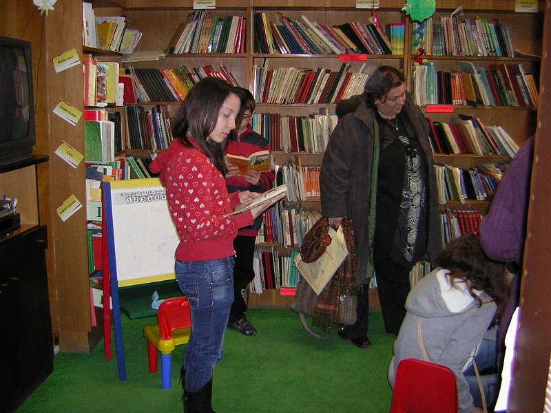 DSCN9356.JPG - Клуб "Приказен свят" от ОУ "Антон Страшимиров" с ръковосител Марияна Георгиева гостува в "Стаята на приказките". Съвместна дейност по Проект "Успех". Разговор за вълшебното и докосване до стари, издадени преди повече от век детски издания.