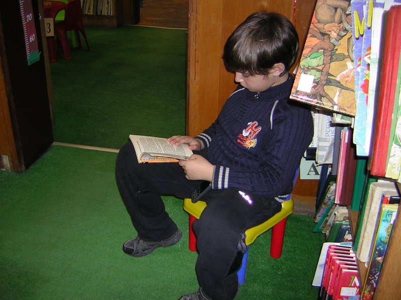 DSCN9357.JPG - Клуб "Приказен свят" от ОУ "Антон Страшимиров" с ръковосител Марияна Георгиева гостува в "Стаята на приказките". Съвместна дейност по Проект "Успех". Разговор за вълшебното и докосване до стари, издадени преди повече от век детски издания.