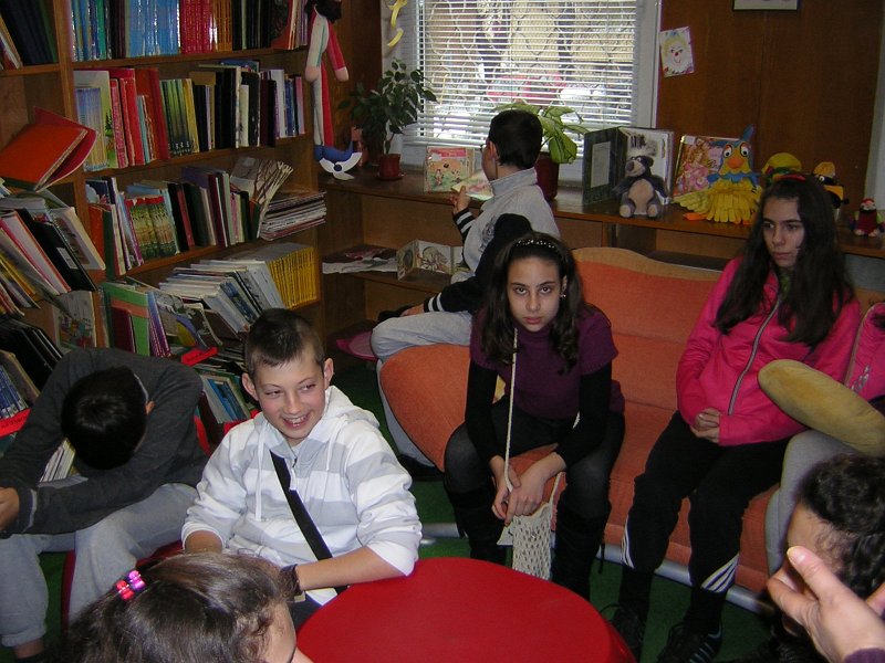 DSCN9358.JPG - Клуб "Приказен свят" от ОУ "Антон Страшимиров" с ръковосител Марияна Георгиева гостува в "Стаята на приказките". Съвместна дейност по Проект "Успех". Разговор за вълшебното и докосване до стари, издадени преди повече от век детски издания.
