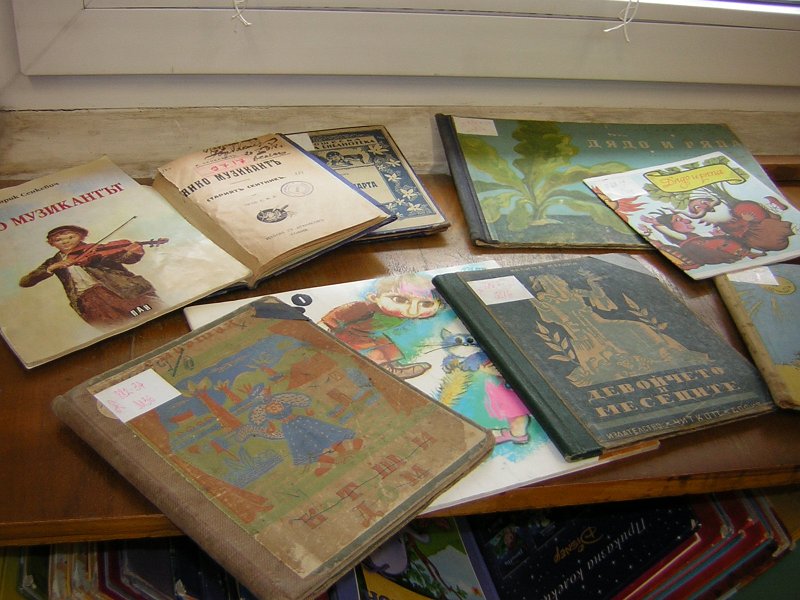 DSCN9360.JPG - Клуб "Приказен свят" от ОУ "Антон Страшимиров" с ръковосител Марияна Георгиева гостува в "Стаята на приказките". Съвместна дейност по Проект "Успех". Разговор за вълшебното и докосване до стари, издадени преди повече от век детски издания.