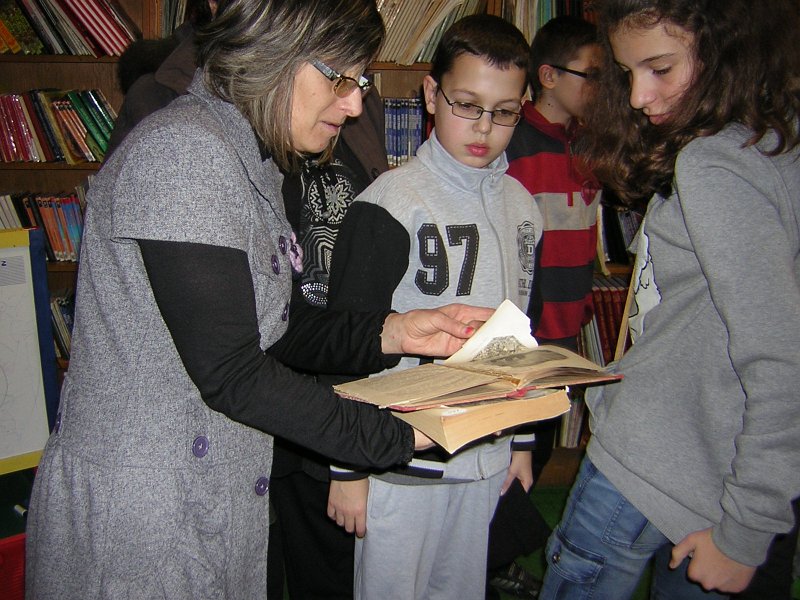 DSCN9363.JPG - Клуб "Приказен свят" от ОУ "Антон Страшимиров" с ръковосител Марияна Георгиева гостува в "Стаята на приказките". Съвместна дейност по Проект "Успех". Разговор за вълшебното и докосване до стари, издадени преди повече от век детски издания.