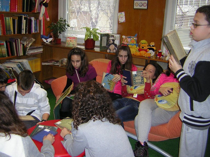 DSCN9365.JPG - Клуб "Приказен свят" от ОУ "Антон Страшимиров" с ръковосител Марияна Георгиева гостува в "Стаята на приказките". Съвместна дейност по Проект "Успех". Разговор за вълшебното и докосване до стари, издадени преди повече от век детски издания.