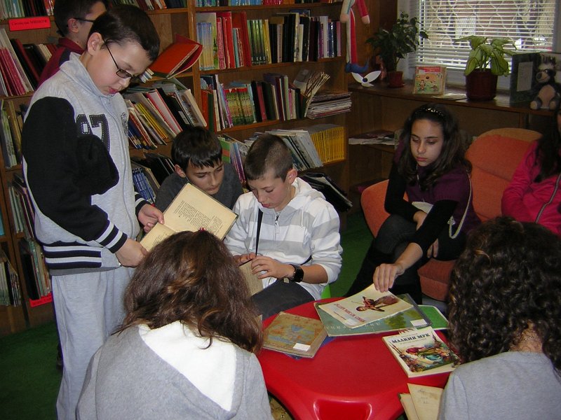 DSCN9366.JPG - Клуб "Приказен свят" от ОУ "Антон Страшимиров" с ръковосител Марияна Георгиева гостува в "Стаята на приказките". Съвместна дейност по Проект "Успех". Разговор за вълшебното и докосване до стари, издадени преди повече от век детски издания.