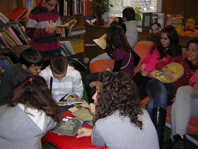 DSCN9367.JPG - Клуб "Приказен свят" от ОУ "Антон Страшимиров" с ръковосител Марияна Георгиева гостува в "Стаята на приказките". Съвместна дейност по Проект "Успех". Разговор за вълшебното и докосване до стари, издадени преди повече от век детски издания.