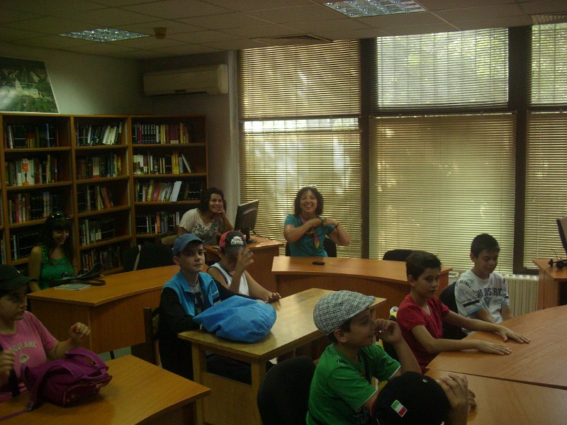 IMG_8576.JPG - С участници от Езиков център “Виста” – Варна и преподавател Марк Джонсън, доброволец от Калифорния, САЩ.По програма Language Ambassadors на People to People International (PTPI).