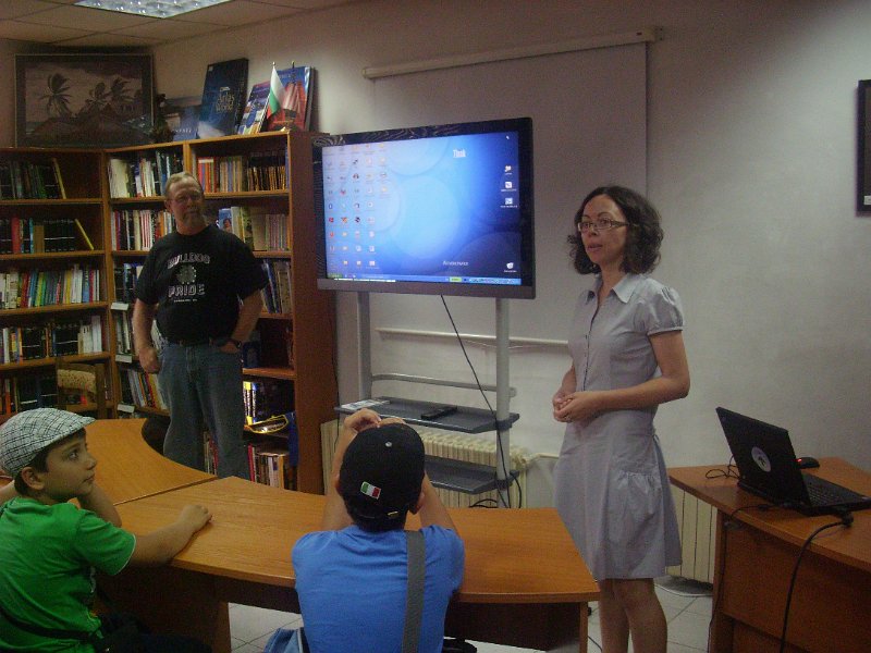 IMG_8577.JPG - С участници от Езиков център “Виста” – Варна и преподавател Марк Джонсън, доброволец от Калифорния, САЩ.По програма Language Ambassadors на People to People International (PTPI).