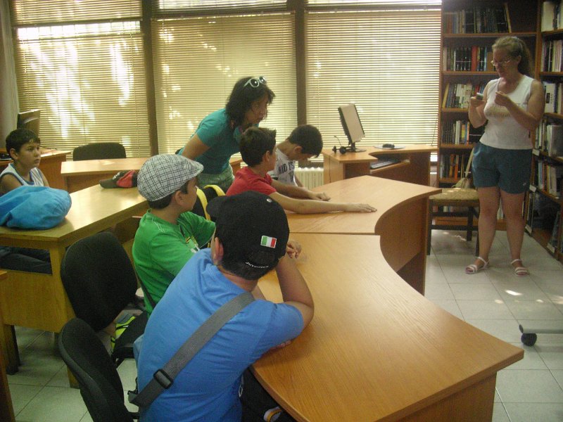 IMG_8581.JPG - С участници от Езиков център “Виста” – Варна и преподавател Марк Джонсън, доброволец от Калифорния, САЩ.По програма Language Ambassadors на People to People International (PTPI).