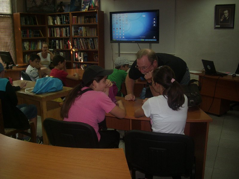 IMG_8587.JPG - С участници от Езиков център “Виста” – Варна и преподавател Марк Джонсън, доброволец от Калифорния, САЩ.По програма Language Ambassadors на People to People International (PTPI).