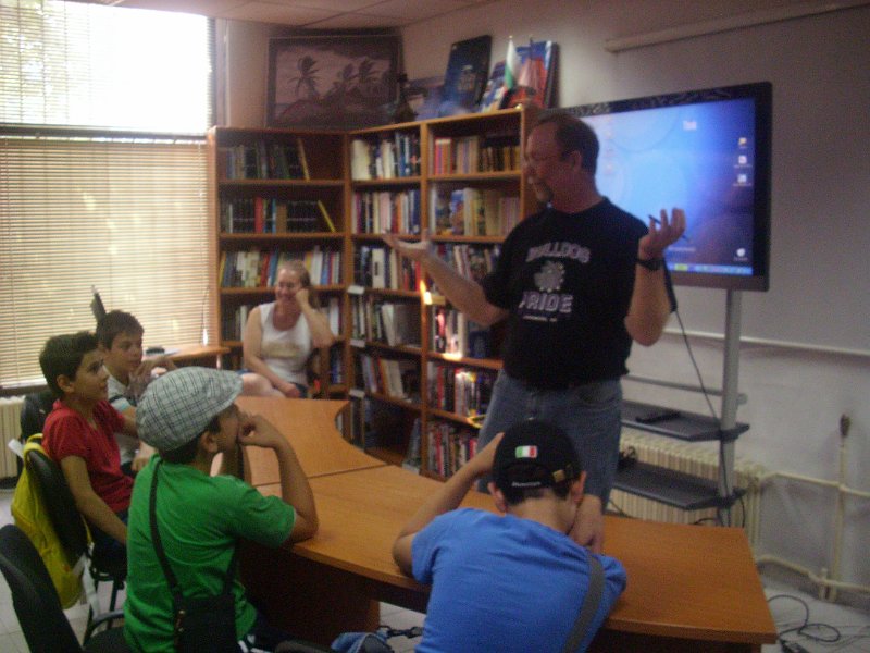 IMG_8591.JPG - С участници от Езиков център “Виста” – Варна и преподавател Марк Джонсън, доброволец от Калифорния, САЩ.По програма Language Ambassadors на People to People International (PTPI).