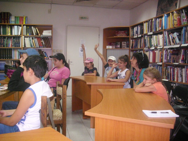 IMG_8606.JPG - С участници от Езиков център “Виста” – Варна и преподавател Марк Джонсън, доброволец от Калифорния, САЩ.По програма Language Ambassadors на People to People International (PTPI).