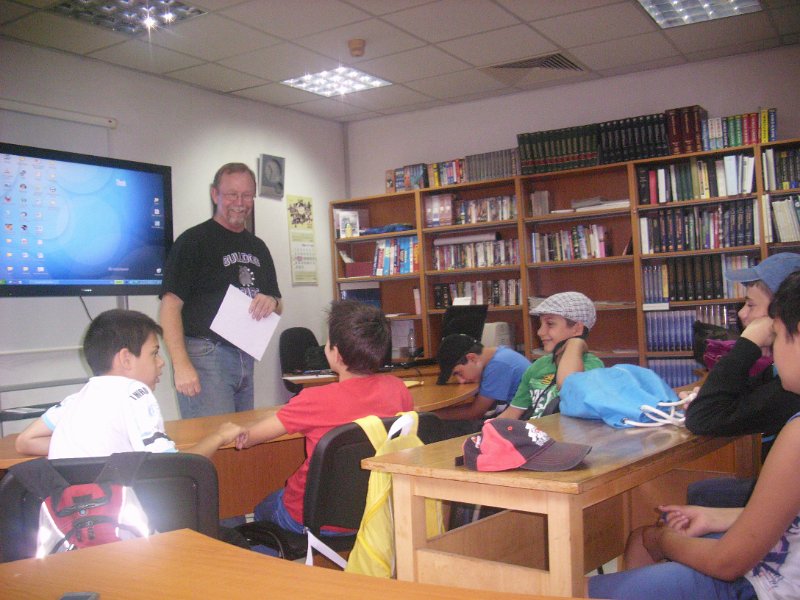 IMG_8607.JPG - С участници от Езиков център “Виста” – Варна и преподавател Марк Джонсън, доброволец от Калифорния, САЩ.По програма Language Ambassadors на People to People International (PTPI).