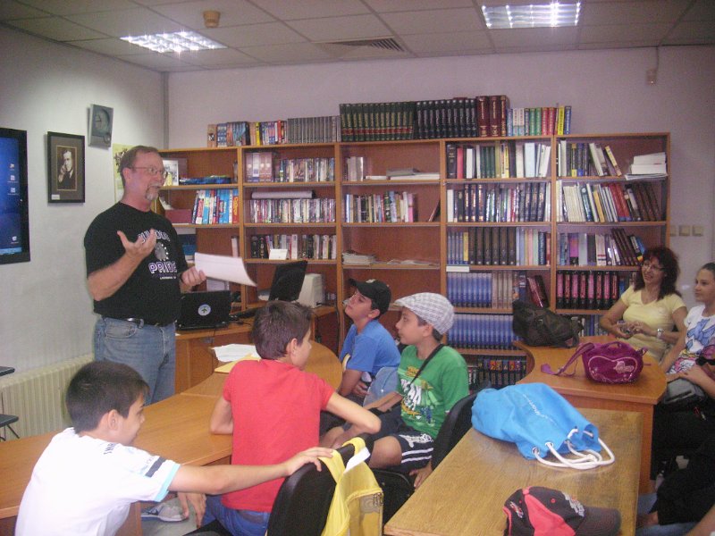 IMG_8609.JPG - С участници от Езиков център “Виста” – Варна и преподавател Марк Джонсън, доброволец от Калифорния, САЩ.По програма Language Ambassadors на People to People International (PTPI).