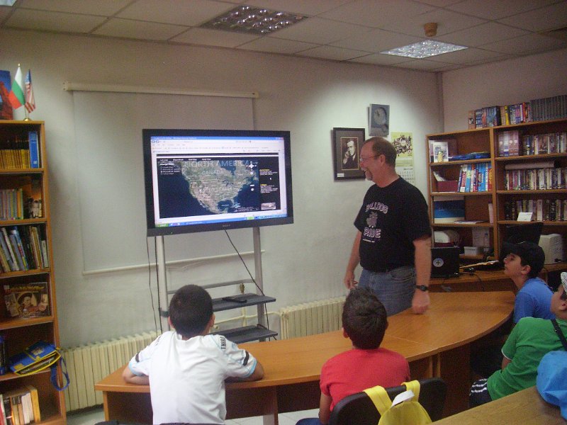 IMG_8611.JPG - С участници от Езиков център “Виста” – Варна и преподавател Марк Джонсън, доброволец от Калифорния, САЩ.По програма Language Ambassadors на People to People International (PTPI).