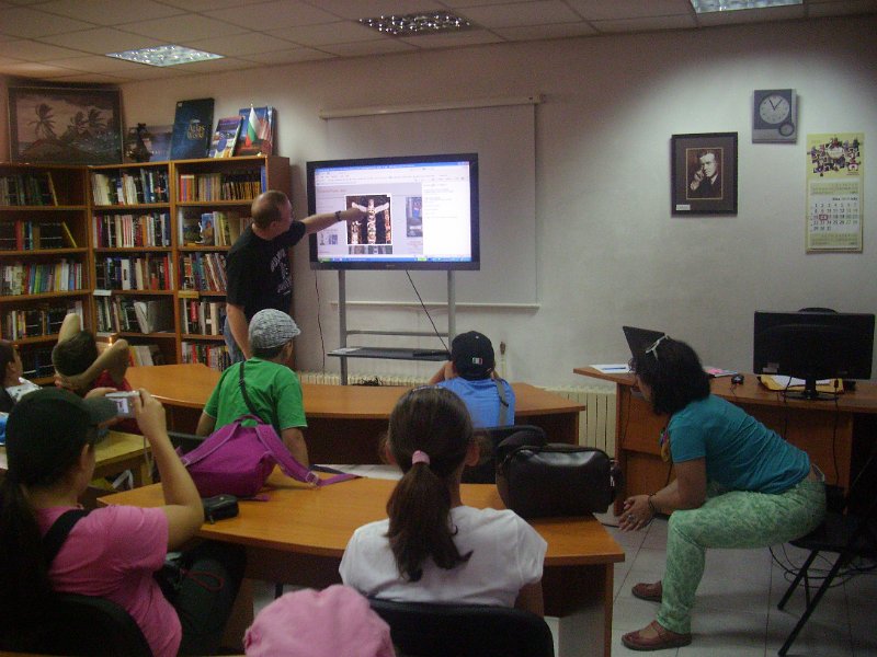 IMG_8613.JPG - С участници от Езиков център “Виста” – Варна и преподавател Марк Джонсън, доброволец от Калифорния, САЩ.По програма Language Ambassadors на People to People International (PTPI).