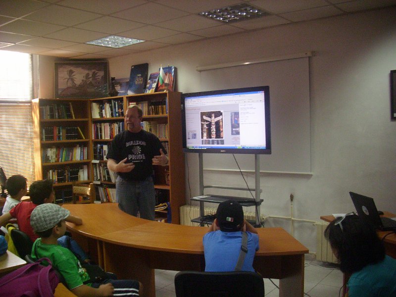 IMG_8614.JPG - С участници от Езиков център “Виста” – Варна и преподавател Марк Джонсън, доброволец от Калифорния, САЩ.По програма Language Ambassadors на People to People International (PTPI).