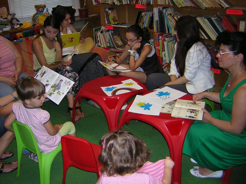 DSCN0117.JPG - Четем "Пързалка за облаче" от Радой Киров. Апликираме рисунки със сюжет "Облаче, дъга и слънце".