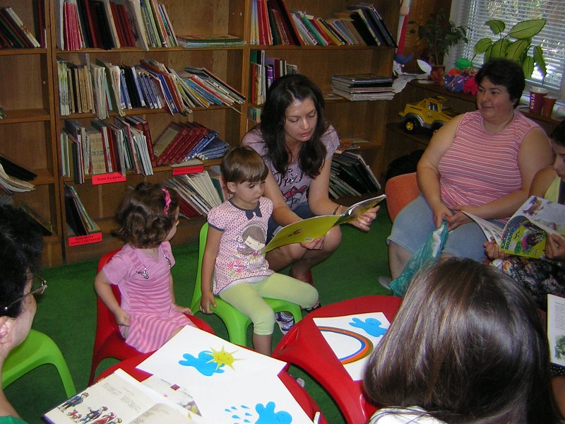 DSCN0118.JPG - Четем "Пързалка за облаче" от Радой Киров. Апликираме рисунки със сюжет "Облаче, дъга и слънце".