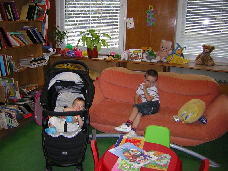 DSCN0142.JPG - Четем "Пързалка за облаче" от Радой Киров. Апликираме рисунки със сюжет "Облаче, дъга и слънце".