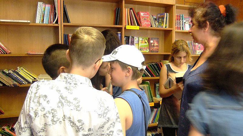 DSCF7922.JPG - Клуб "Да опозная моя град" - петокласници от ОУ "П. Р. Славейков" с ръководител г-жа Иванка Желева гостуват в отдела. Разговор за модерната библиотека и читателите-деца. Съвместна дейност по проект "Успех".