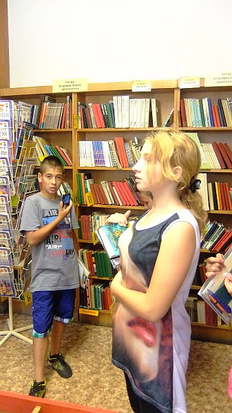 DSCF7924.JPG - Клуб "Да опозная моя град" - петокласници от ОУ "П. Р. Славейков" с ръководител г-жа Иванка Желева гостуват в отдела. Разговор за модерната библиотека и читателите-деца. Съвместна дейност по проект "Успех".