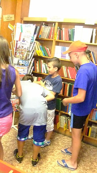 DSCF7928.JPG - Клуб "Да опозная моя град" - петокласници от ОУ "П. Р. Славейков" с ръководител г-жа Иванка Желева гостуват в отдела. Разговор за модерната библиотека и читателите-деца. Съвместна дейност по проект "Успех".