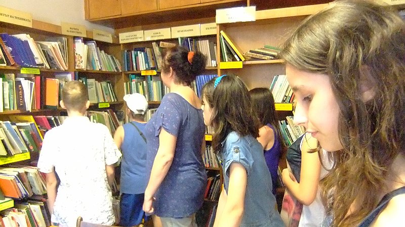 DSCF7933.JPG - Клуб "Да опозная моя град" - петокласници от ОУ "П. Р. Славейков" с ръководител г-жа Иванка Желева гостуват в отдела. Разговор за модерната библиотека и читателите-деца. Съвместна дейност по проект "Успех".