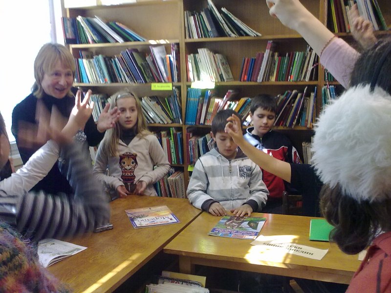 05032013557.jpg - Клуб "Обичам Варна, защото я познавам" - IV клас от ОУ "Н. Вапцаров" с ръководител В. Димитрова гостува на Детски и Средношколски комплекс. Съвместна дейност по Проект "Успех". Разговор за книгите и Варненската библиотека.