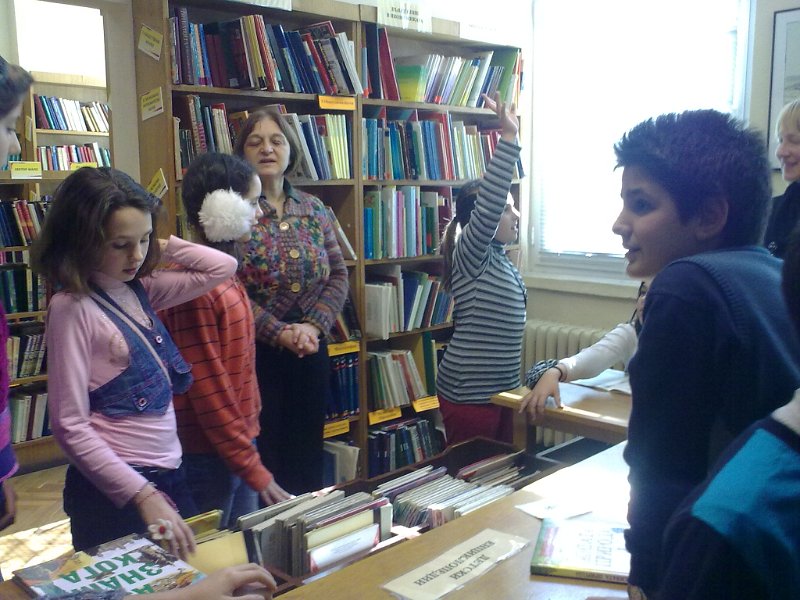 05032013560.jpg - Клуб "Обичам Варна, защото я познавам" - IV клас от ОУ "Н. Вапцаров" с ръководител В. Димитрова гостува на Детски и Средношколски комплекс. Съвместна дейност по Проект "Успех". Разговор за книгите и Варненската библиотека.