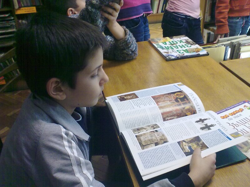 05032013561.jpg - Клуб "Обичам Варна, защото я познавам" - IV клас от ОУ "Н. Вапцаров" с ръководител В. Димитрова гостува на Детски и Средношколски комплекс. Съвместна дейност по Проект "Успех". Разговор за книгите и Варненската библиотека.