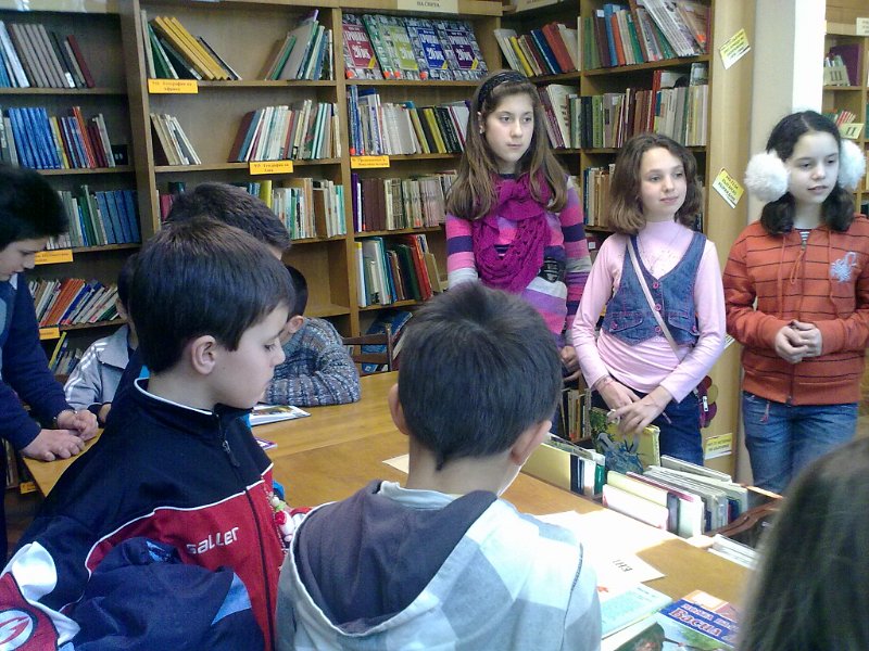 05032013563.jpg - Клуб "Обичам Варна, защото я познавам" - IV клас от ОУ "Н. Вапцаров" с ръководител В. Димитрова гостува на Детски и Средношколски комплекс. Съвместна дейност по Проект "Успех". Разговор за книгите и Варненската библиотека.