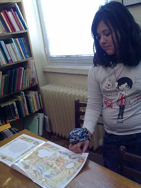 05032013565.jpg - Клуб "Обичам Варна, защото я познавам" - IV клас от ОУ "Н. Вапцаров" с ръководител В. Димитрова гостува на Детски и Средношколски комплекс. Съвместна дейност по Проект "Успех". Разговор за книгите и Варненската библиотека.