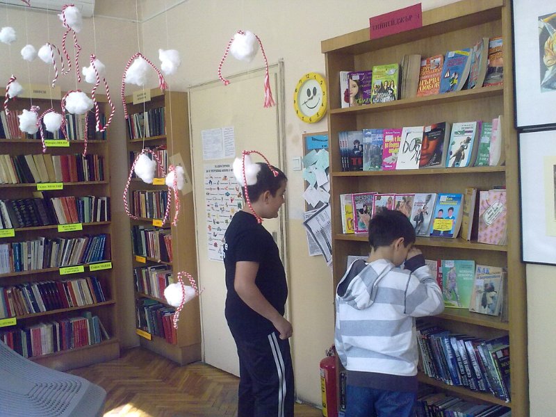 05032013570.jpg - Клуб "Обичам Варна, защото я познавам" - IV клас от ОУ "Н. Вапцаров" с ръководител В. Димитрова гостува на Детски и Средношколски комплекс. Съвместна дейност по Проект "Успех". Разговор за книгите и Варненската библиотека.