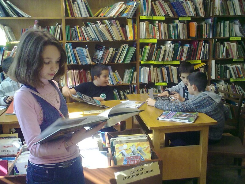 05032013573.jpg - Клуб "Обичам Варна, защото я познавам" - IV клас от ОУ "Н. Вапцаров" с ръководител В. Димитрова гостува на Детски и Средношколски комплекс. Съвместна дейност по Проект "Успех". Разговор за книгите и Варненската библиотека.