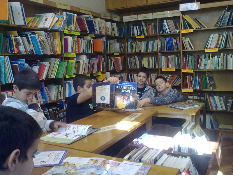 05032013575.jpg - Клуб "Обичам Варна, защото я познавам" - IV клас от ОУ "Н. Вапцаров" с ръководител В. Димитрова гостува на Детски и Средношколски комплекс. Съвместна дейност по Проект "Успех". Разговор за книгите и Варненската библиотека.