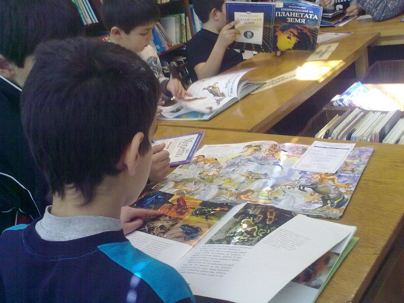 05032013576.jpg - Клуб "Обичам Варна, защото я познавам" - IV клас от ОУ "Н. Вапцаров" с ръководител В. Димитрова гостува на Детски и Средношколски комплекс. Съвместна дейност по Проект "Успех". Разговор за книгите и Варненската библиотека.