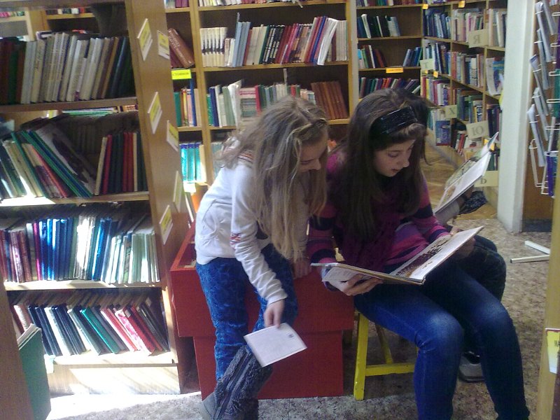 05032013582.jpg - Клуб "Обичам Варна, защото я познавам" - IV клас от ОУ "Н. Вапцаров" с ръководител В. Димитрова гостува на Детски и Средношколски комплекс. Съвместна дейност по Проект "Успех". Разговор за книгите и Варненската библиотека.