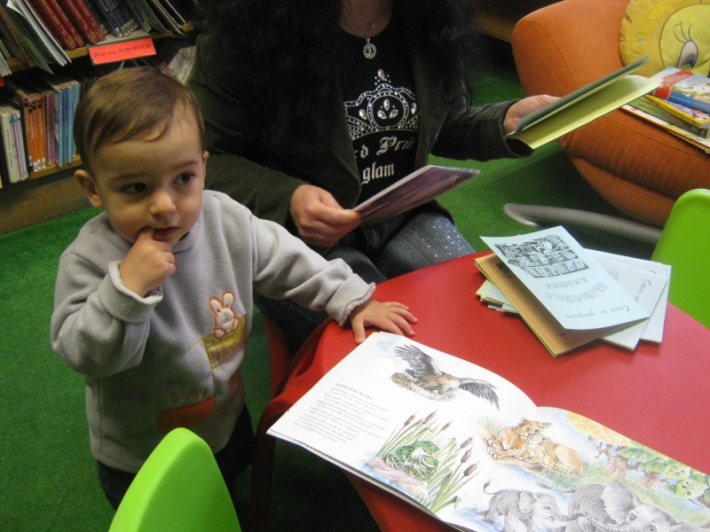 IMG_6470.JPG - Тема: "Вълшебните книжки". С помощта на мама измисляме приказки и стихчета и правим истински илюстровани книжки. Всяко детенце получава подарък по един екземпляр.