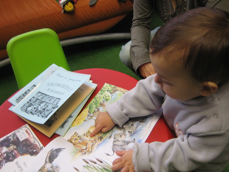 IMG_6473.JPG - Тема: "Вълшебните книжки". С помощта на мама измисляме приказки и стихчета и правим истински илюстровани книжки. Всяко детенце получава подарък по един екземпляр.