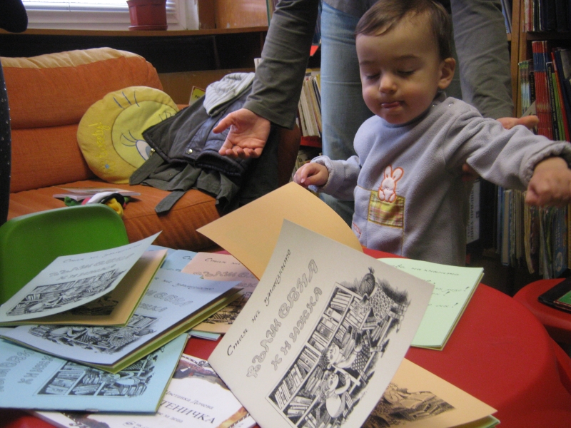 IMG_6478.JPG - Тема: "Вълшебните книжки". С помощта на мама измисляме приказки и стихчета и правим истински илюстровани книжки. Всяко детенце получава подарък по един екземпляр.