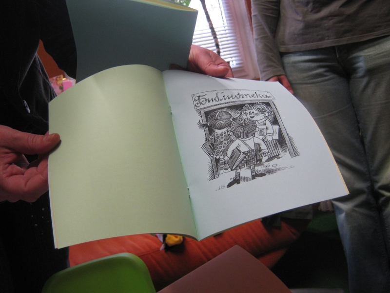 IMG_6479.JPG - Тема: "Вълшебните книжки". С помощта на мама измисляме приказки и стихчета и правим истински илюстровани книжки. Всяко детенце получава подарък по един екземпляр.