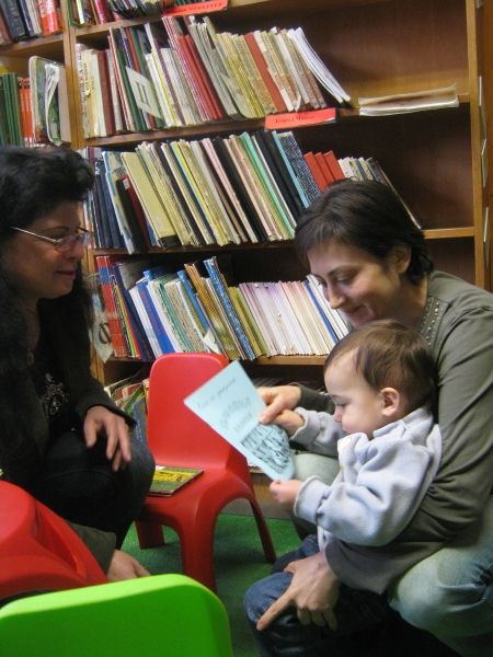 IMG_6481.JPG - Тема: "Вълшебните книжки". С помощта на мама измисляме приказки и стихчета и правим истински илюстровани книжки. Всяко детенце получава подарък по един екземпляр.