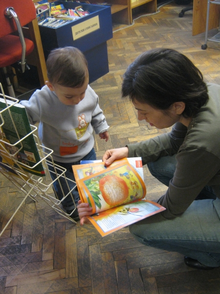 IMG_6483.JPG - Тема: "Вълшебните книжки". С помощта на мама измисляме приказки и стихчета и правим истински илюстровани книжки. Всяко детенце получава подарък по един екземпляр.